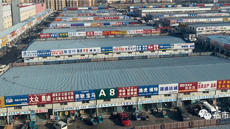 新车刹车盘生锈是常见现象，主要是因为以下几个原因：